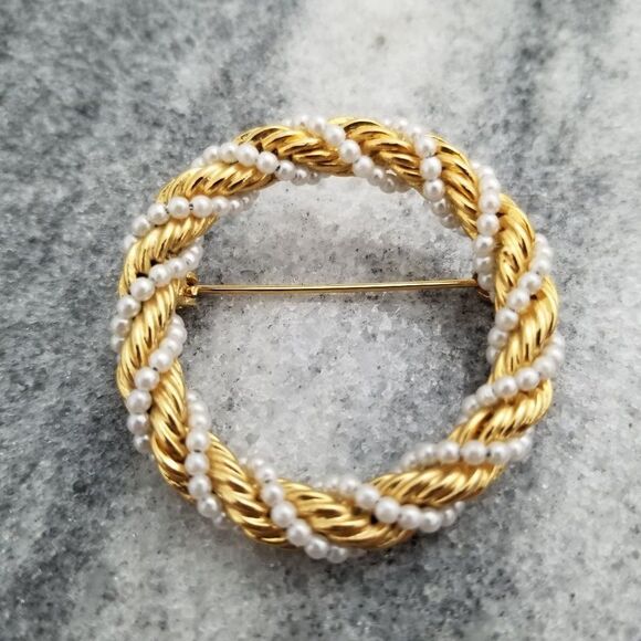 Vintage Gold Tone Beaded Circle Brooch, Wreath, Unsigned Estate Lapel Pin - Picture 5 of 5